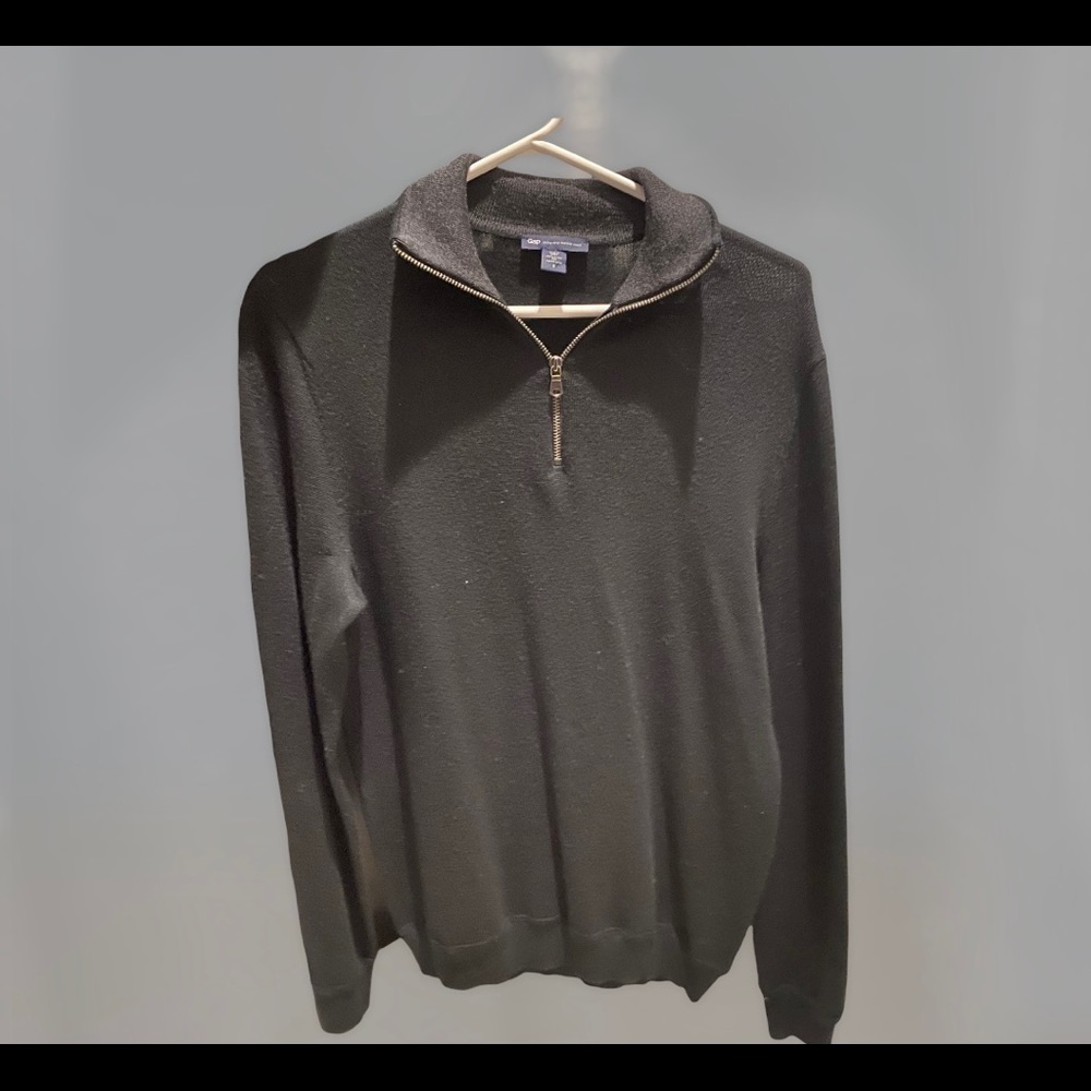 GAP men’s zip up swater. Light weight